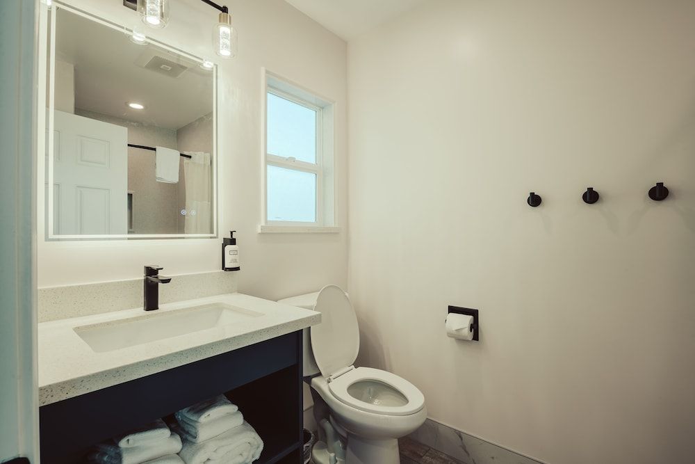 Blufftop Inn & Suites - Wharf/Restaurant District Deluxe Two Queen Suite - No Pets, Non-Smoking 10