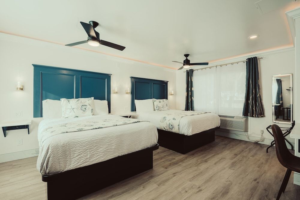 Blufftop Inn & Suites - Wharf/Restaurant District Deluxe Two Queen Suite - No Pets, Non-Smoking 2