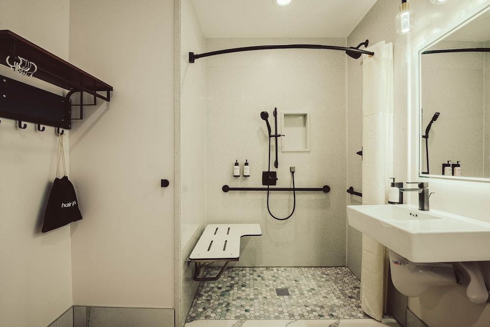 Blufftop Inn & Suites - Wharf/Restaurant District Comfort Accessible Two Queen Room - No Pets, Non-Smoking, Downstairs 8