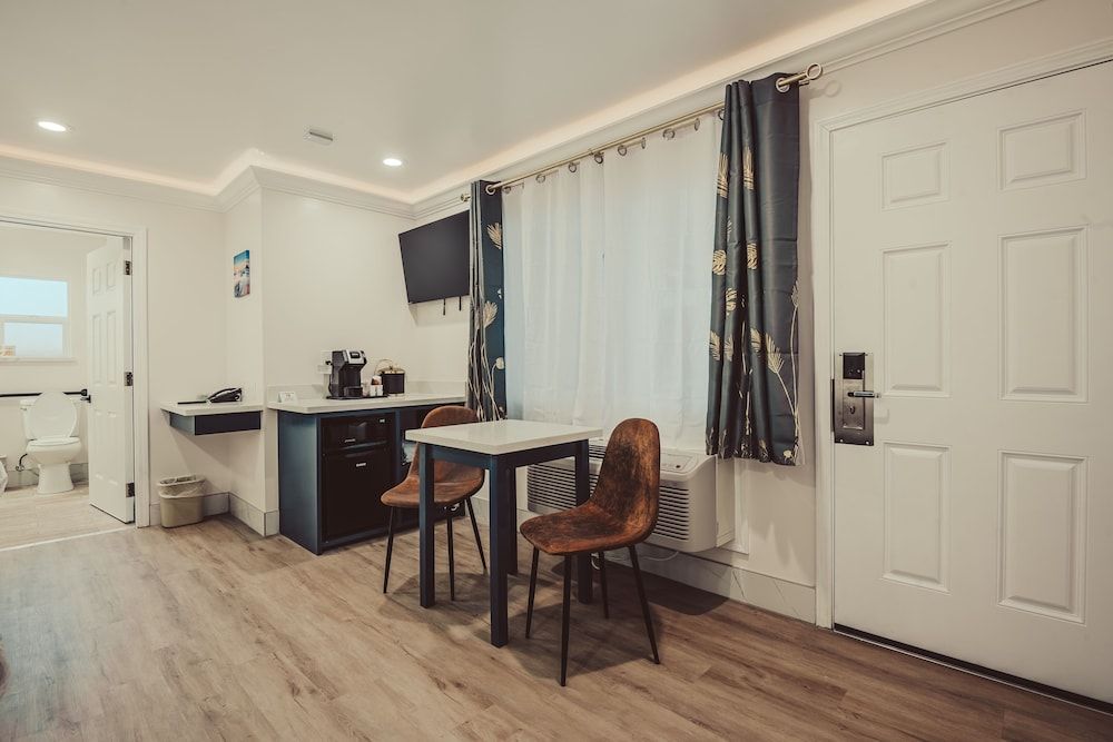 Blufftop Inn & Suites - Wharf/Restaurant District Comfort Accessible Two Queen Room - No Pets, Non-Smoking, Downstairs 12