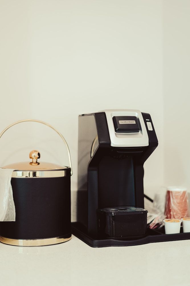 Blufftop Inn & Suites - Wharf/Restaurant District Comfort Two Queen Room - No Pets, Non-Smoking 12