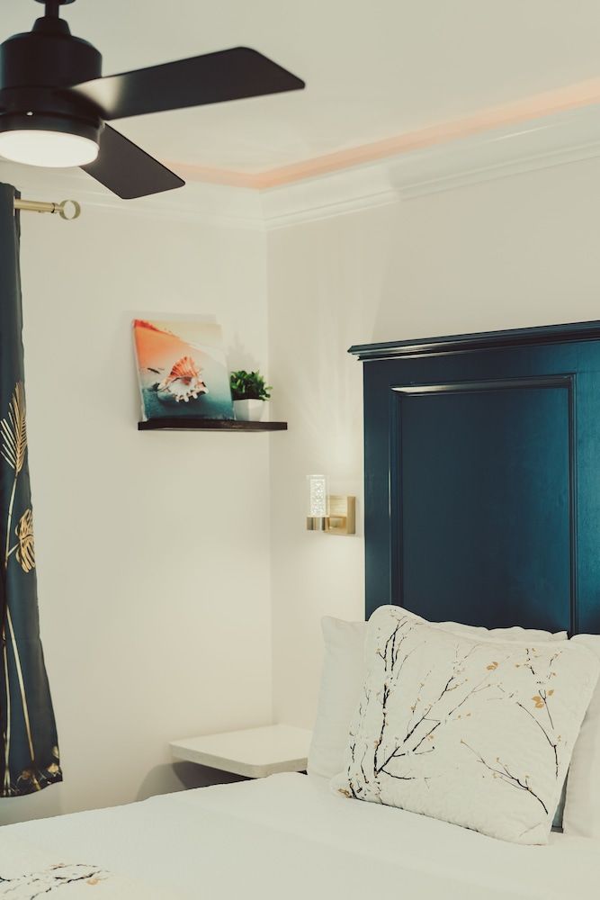 Blufftop Inn & Suites - Wharf/Restaurant District Comfort Two Queen Room - No Pets, Non-Smoking 10