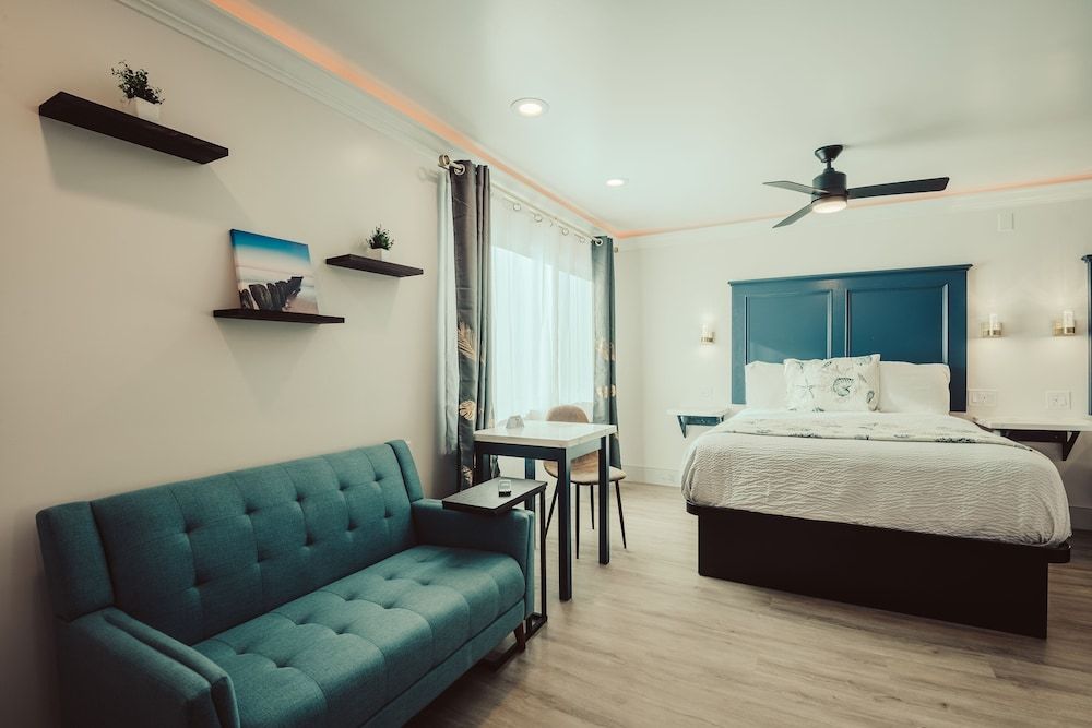 Blufftop Inn & Suites - Wharf/Restaurant District Deluxe Two Queen Suite - No Pets, Non-Smoking