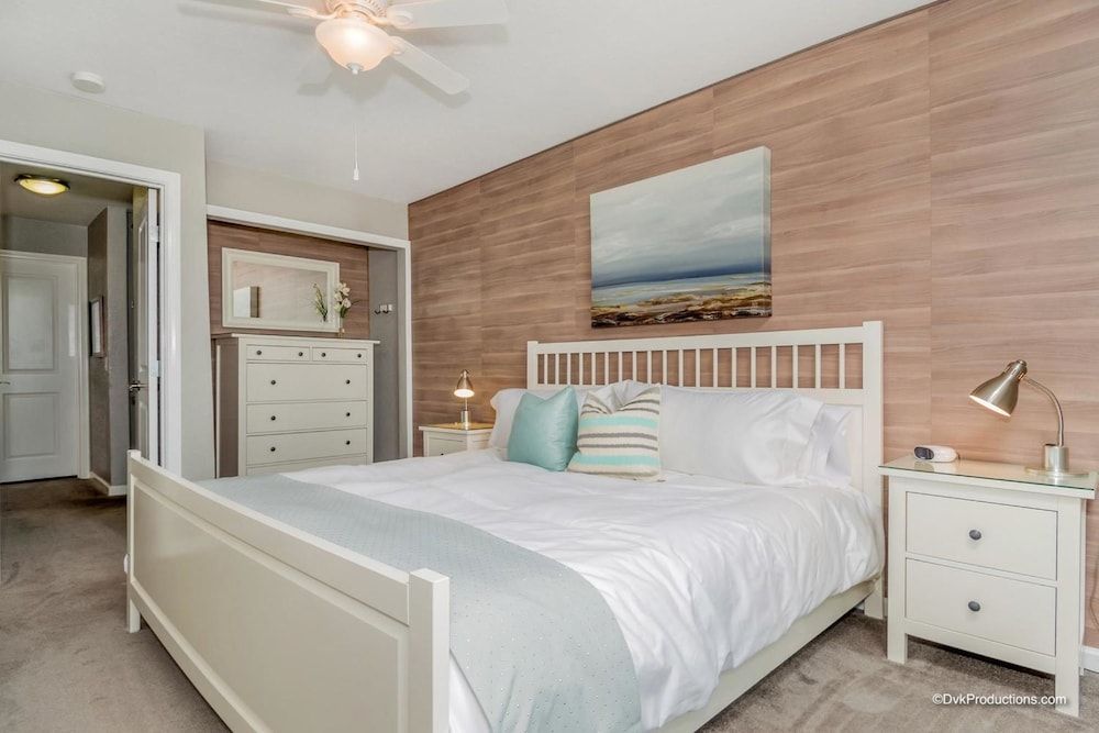 House, 1 King Bed with Sofa bed (Ocean Breeze Retreat)