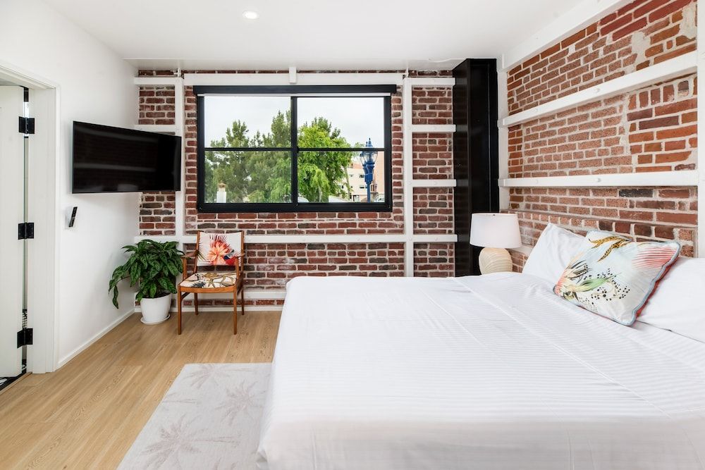 The Brick Hotel Room, 1 Queen Bed, City View (Room 205) 3