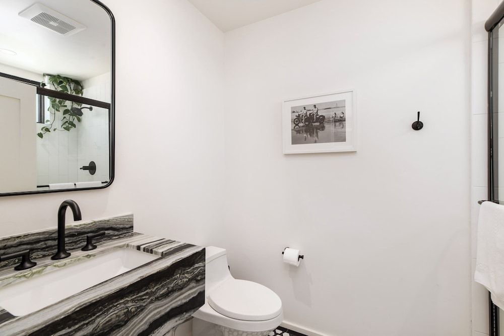 The Brick Hotel Room, 1 Queen Bed, City View (Room 205) 4