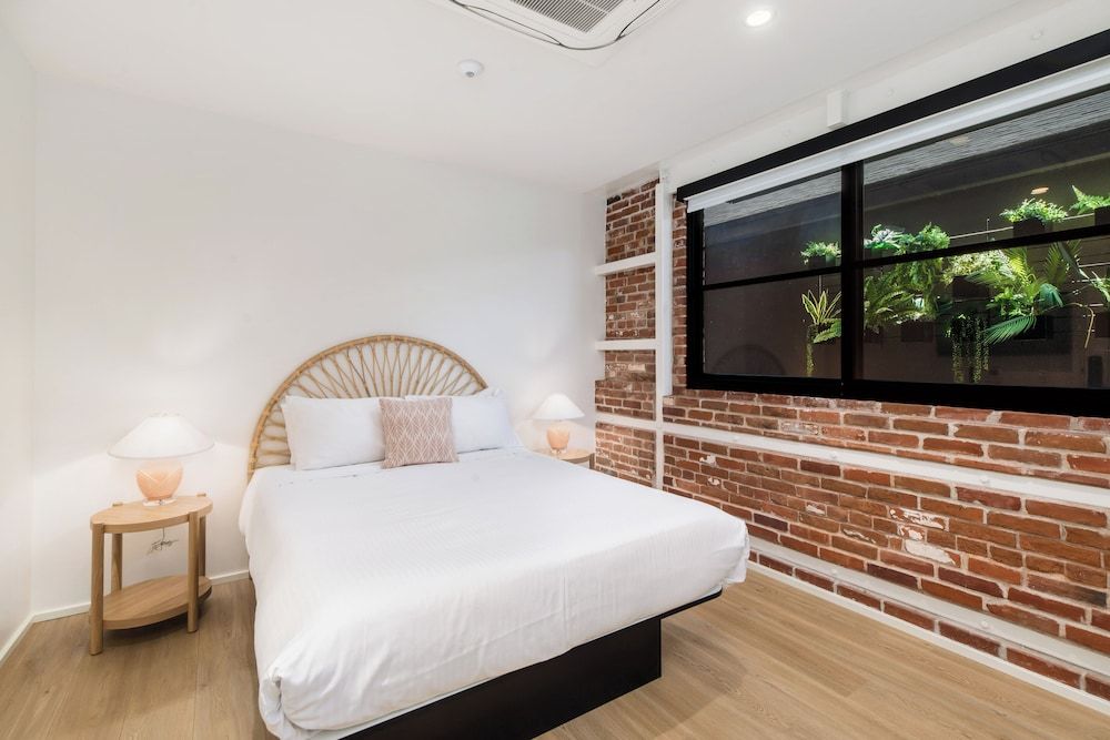 The Brick Hotel Room, 1 Queen Bed (Room 204)