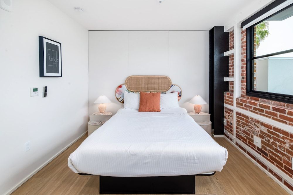 Room, 1 Queen Bed, City View (Room 202)