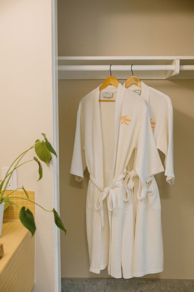 Mojave Resort - Adults Only Premium Room, 2 Queen Beds 6