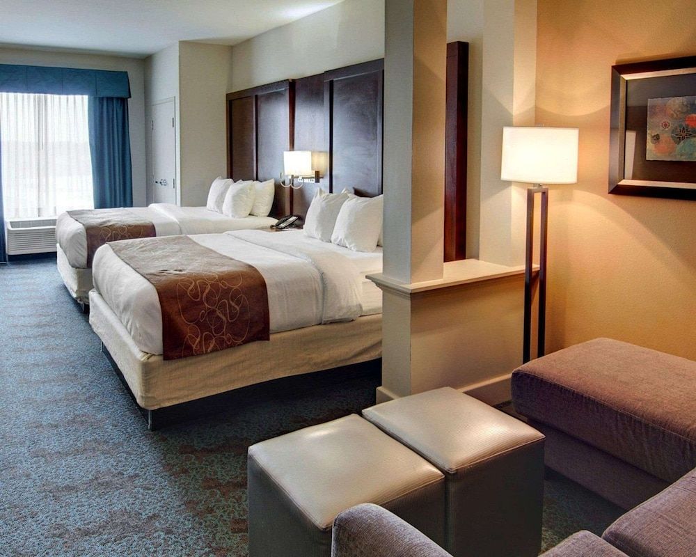 Suite, 2 Queen Beds, Accessible Roll-In Shower, Non Smoking
