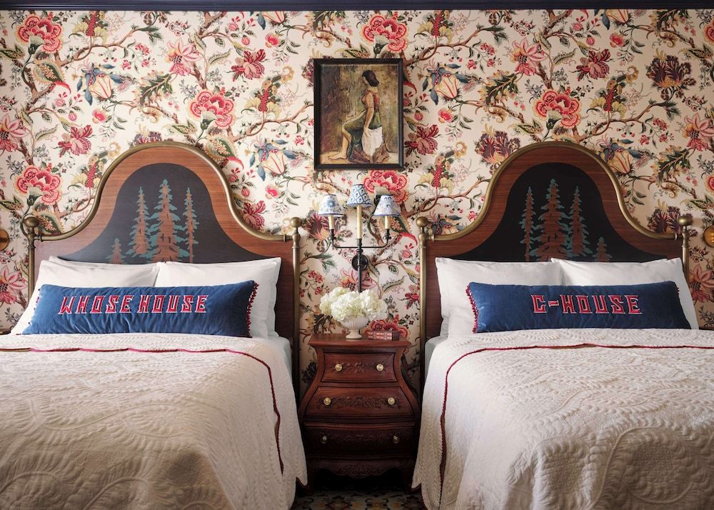 Room, 2 Queen Beds, Accessible, Corner (Roll-In Shower)