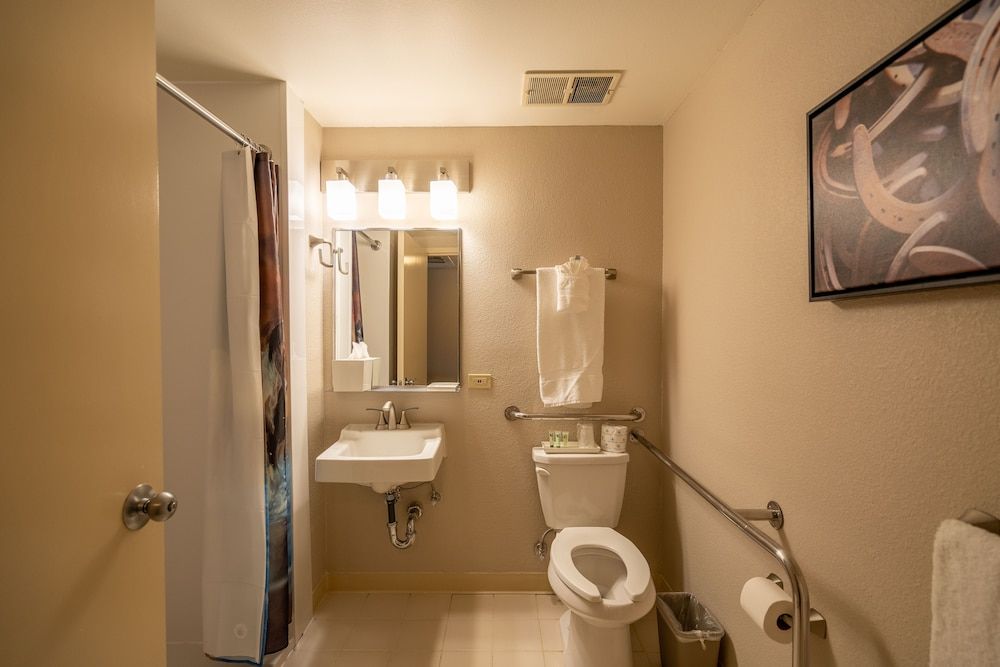 Kellogg West Conference Center and Hotel Double Room, 2 Double Beds, Accessible 4