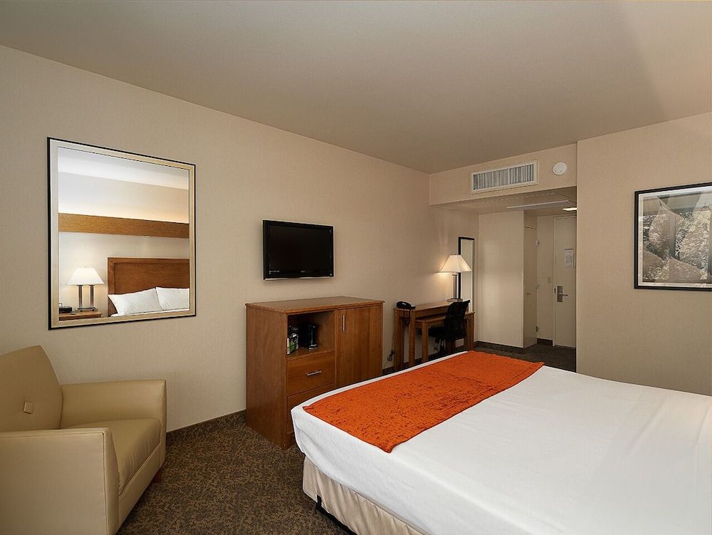 Kellogg West Conference Center and Hotel Single Room, 1 King Bed 2