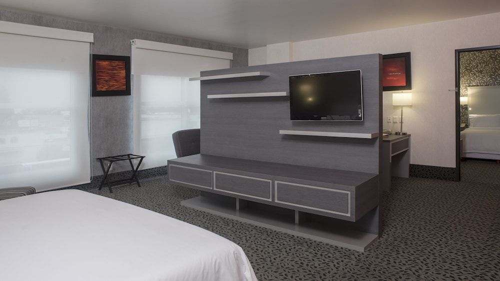 Studio Suite, 1 King Bed, City View
