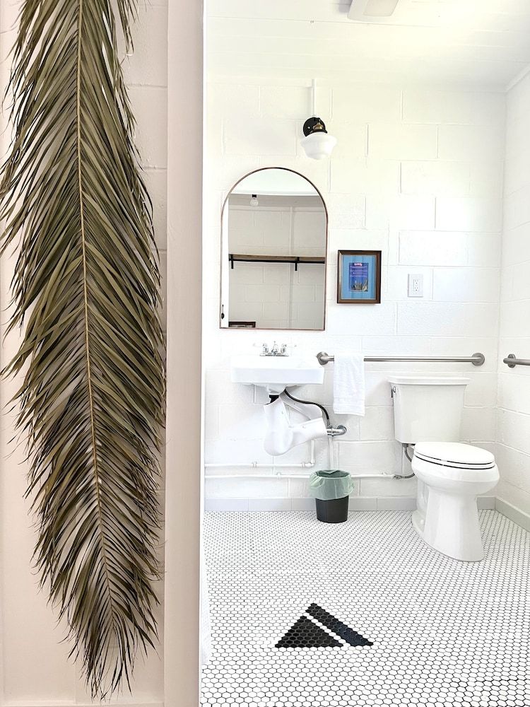 Triangle Motel Deluxe Room, 1 Queen Bed, Non Smoking, Courtyard View 4