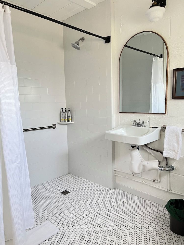 Triangle Motel Deluxe Room, 1 Queen Bed, Non Smoking, Courtyard View 7