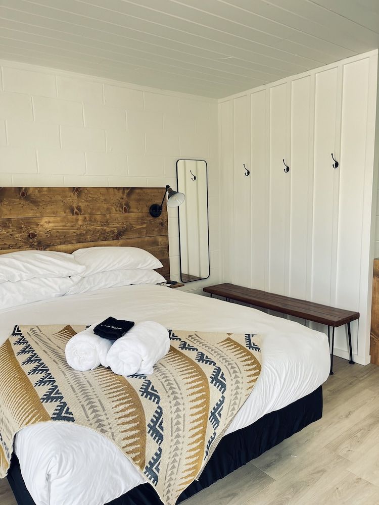 Triangle Motel Deluxe Room 4