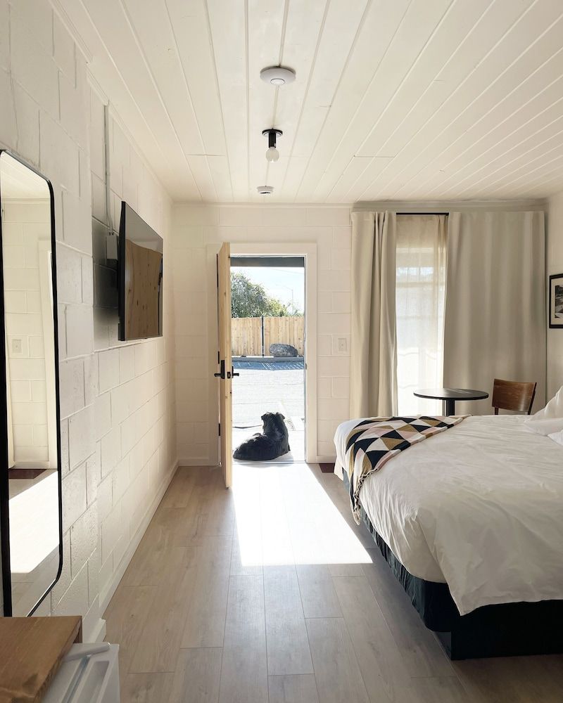 Triangle Motel Deluxe Room 3