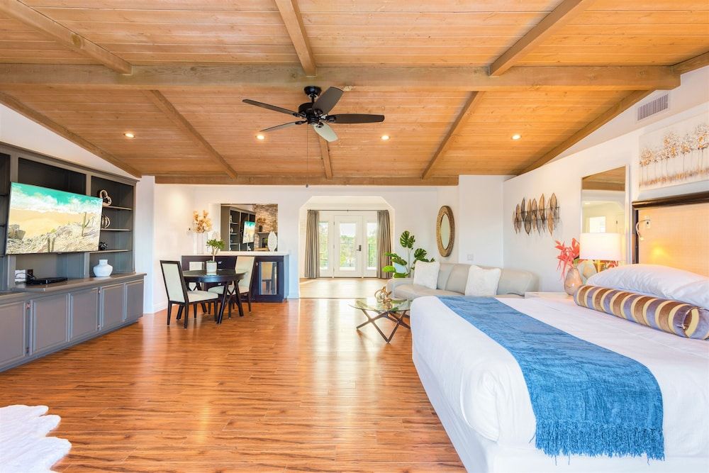 Villa Inn-Adult Only- Temecula Wine Country Deluxe Room, 1 King Bed, Pool View 2