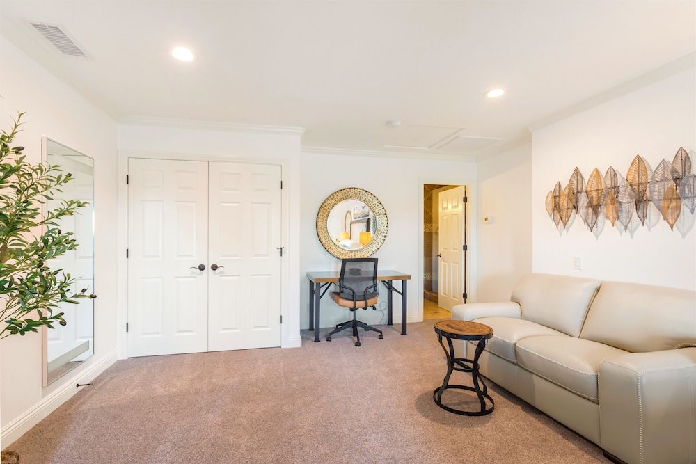 Villa Inn-Adult Only- Temecula Wine Country Standard Room, 1 King Bed, Pool View 5