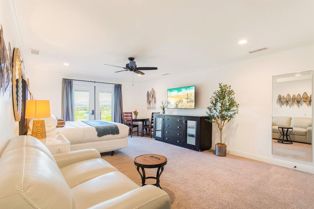 Villa Inn-Adult Only- Temecula Wine Country Standard Room, 1 King Bed, Pool View 6