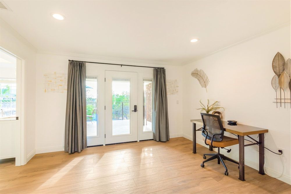 Villa Inn-Adult Only- Temecula Wine Country Deluxe Room, 1 King Bed, Pool View 7