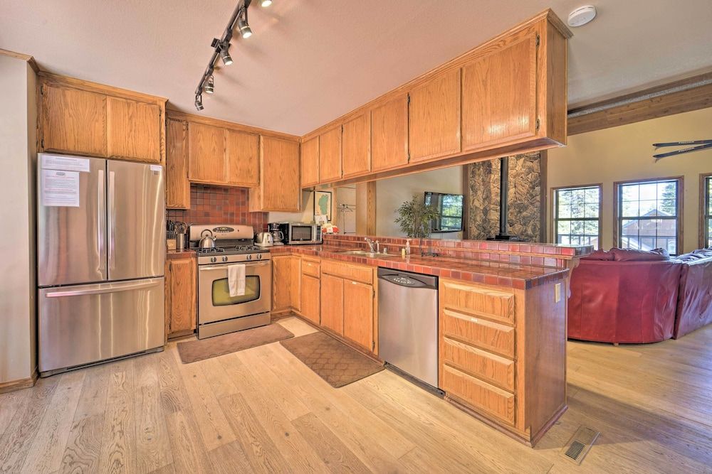 Truckee Cabin w/ Wraparound Deck & Pool Access