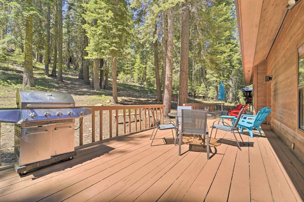 Truckee Cabin w/ Wraparound Deck & Pool Access