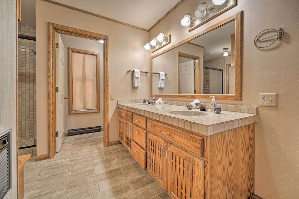 Truckee Cabin w/ Wraparound Deck & Pool Access