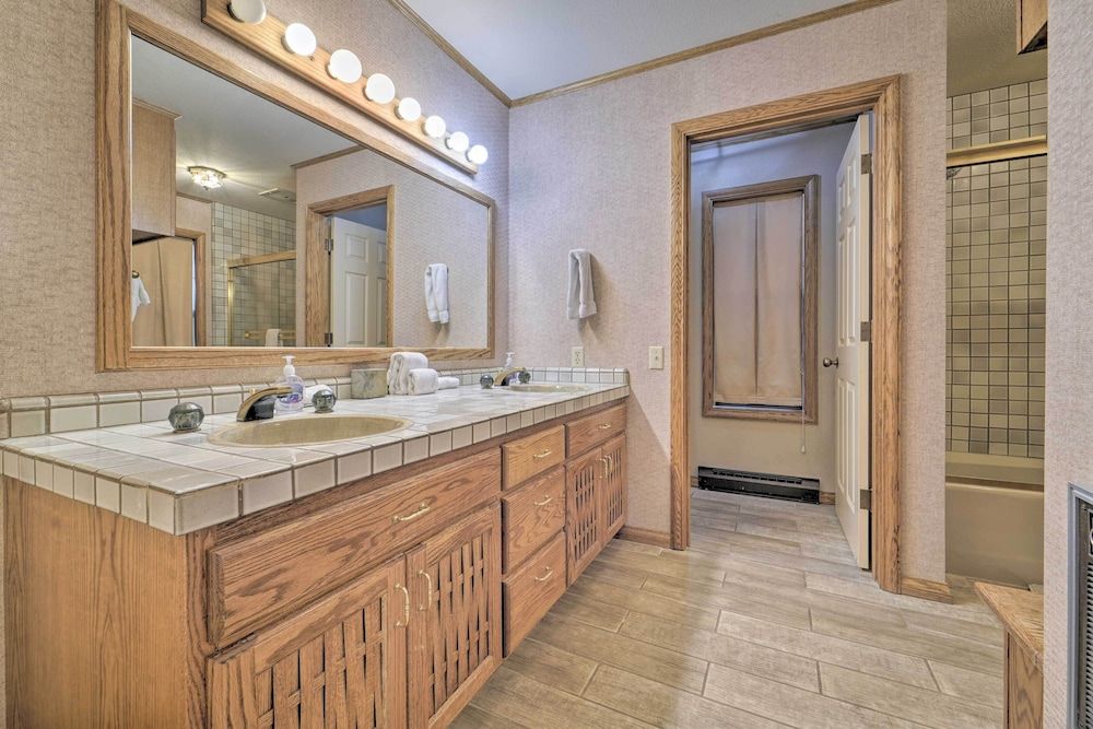 Truckee Cabin w/ Wraparound Deck & Pool Access