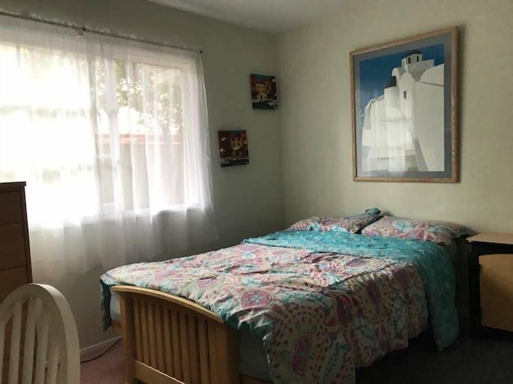 Standard Double Room Single Use, 1 Queen Bed, Non Smoking, Shared Bathroom