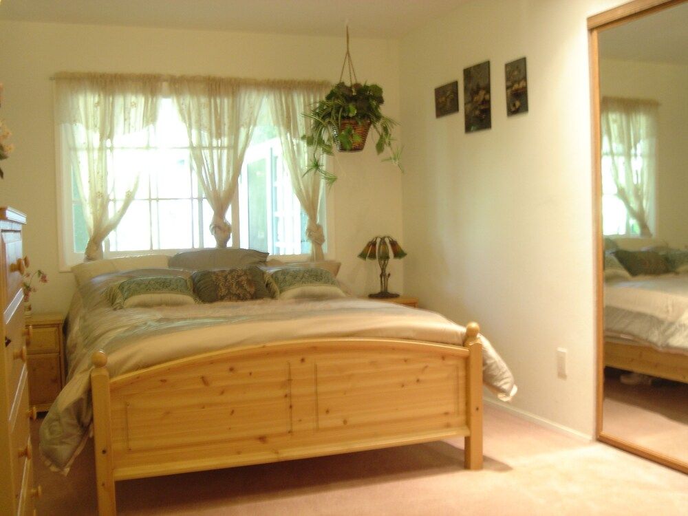 Double Room Single Use, 1 Queen Bed, Shared Bathroom