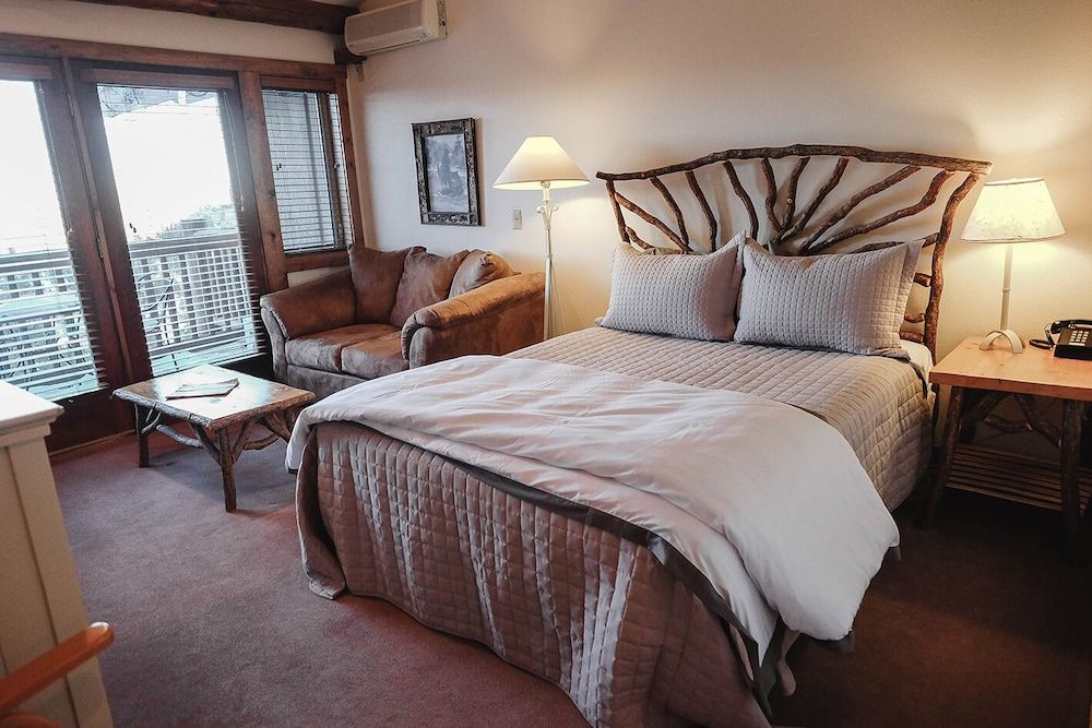 Taharaa Mountain Lodge Snowshoe 4