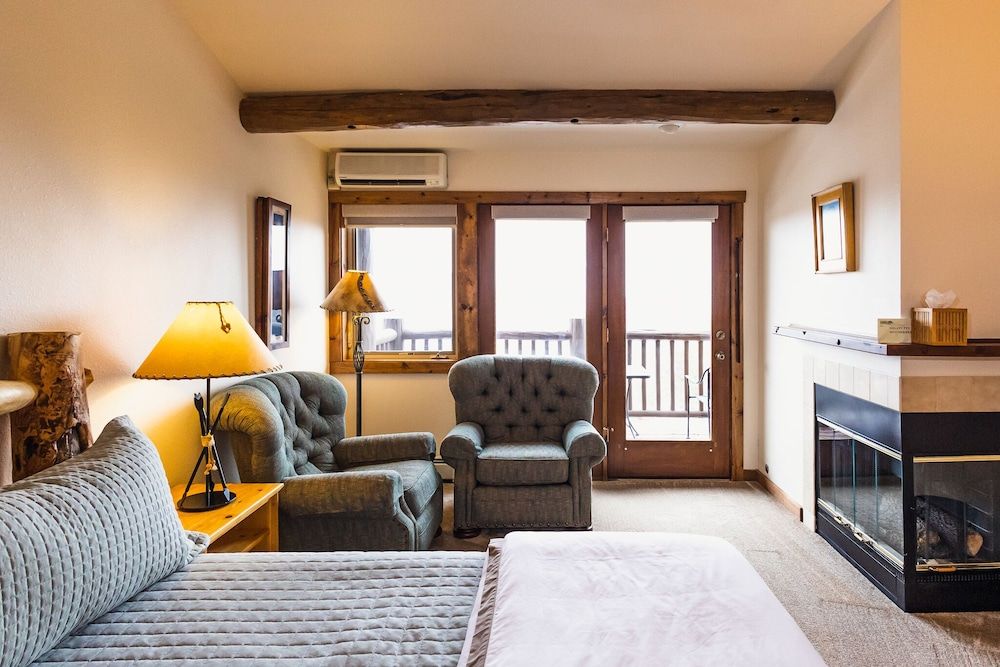 undefined Taharaa Mountain Lodge