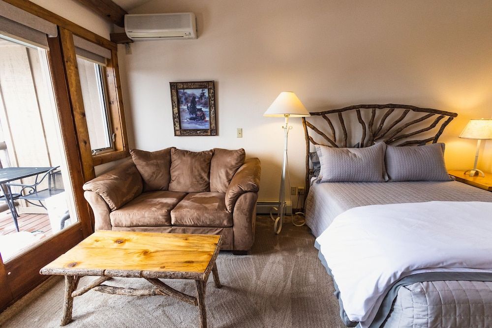 Taharaa Mountain Lodge Snowshoe 3