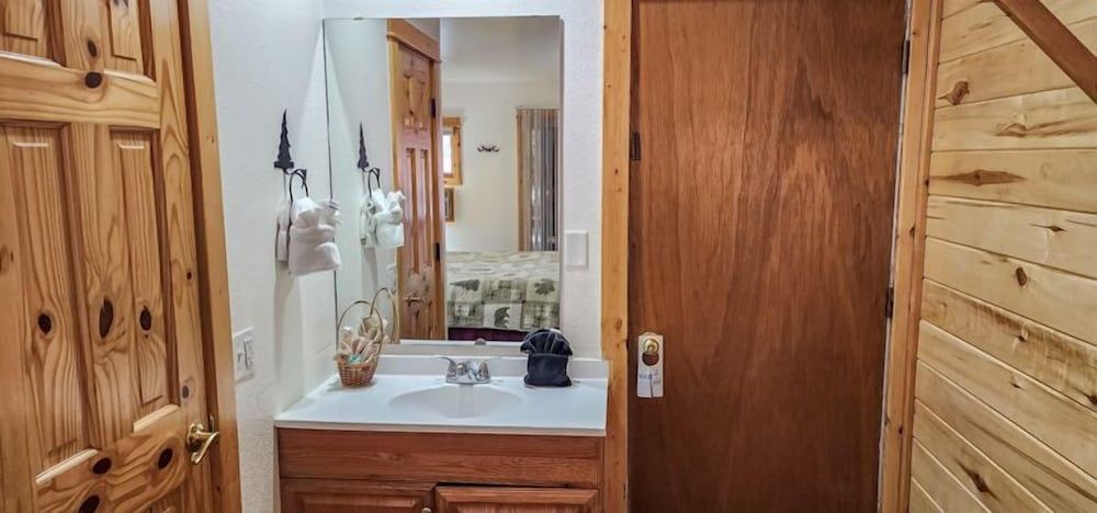 Nicky's Resort Room, 1 King Bed 11