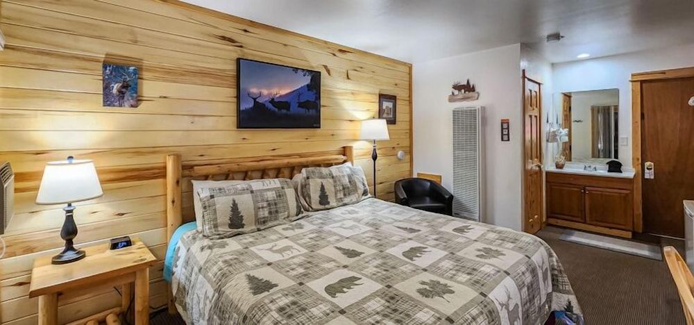 Nicky's Resort Room, 1 King Bed 3