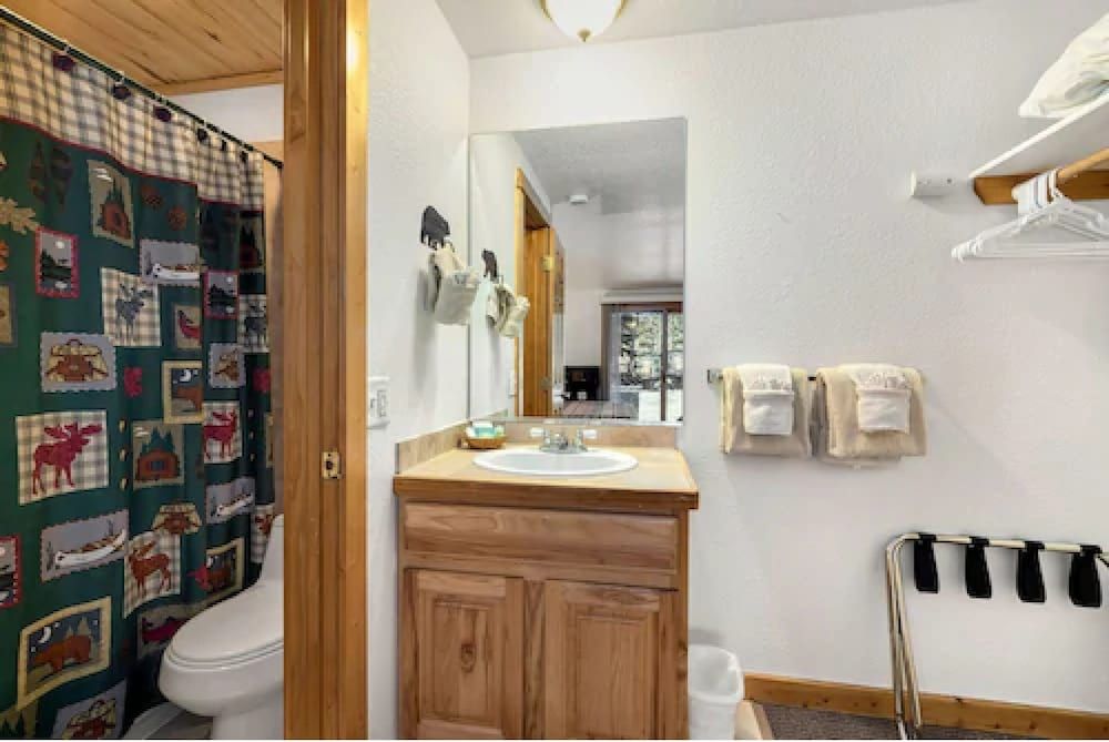 Nicky's Resort Room, 1 King Bed 3