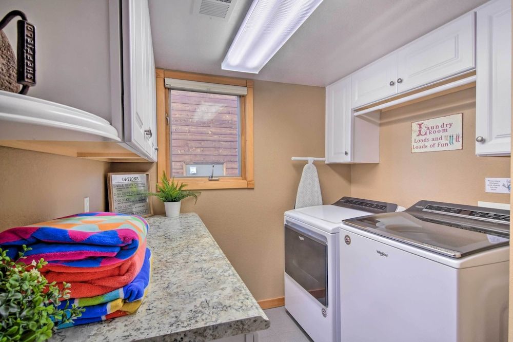 undefined Family-friendly Home w/ Hot Tub: 1 Mi to Dtwn 10