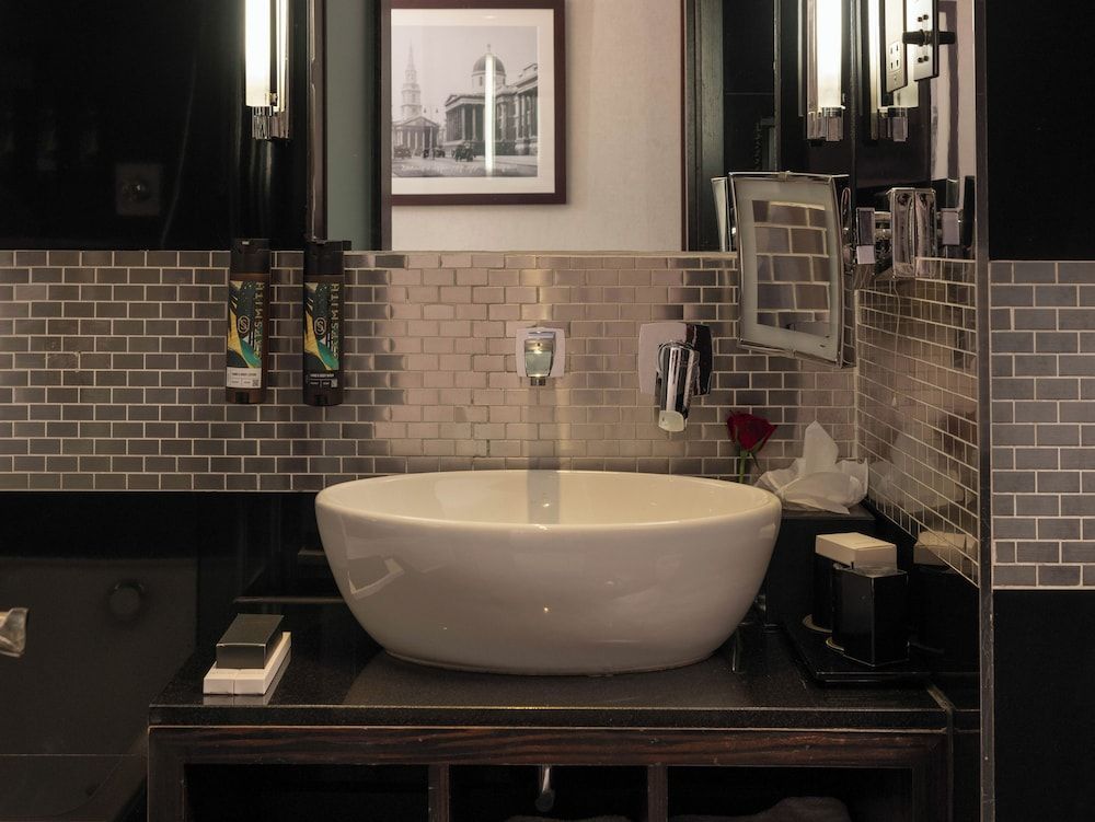 Montcalm Brewery Townhouse Deluxe Double Room 4