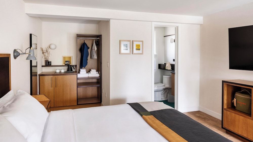 Trailhead Lodge Rocky Mountains Room, 1 King Bed, Mountain View (King Room with Shower) 5