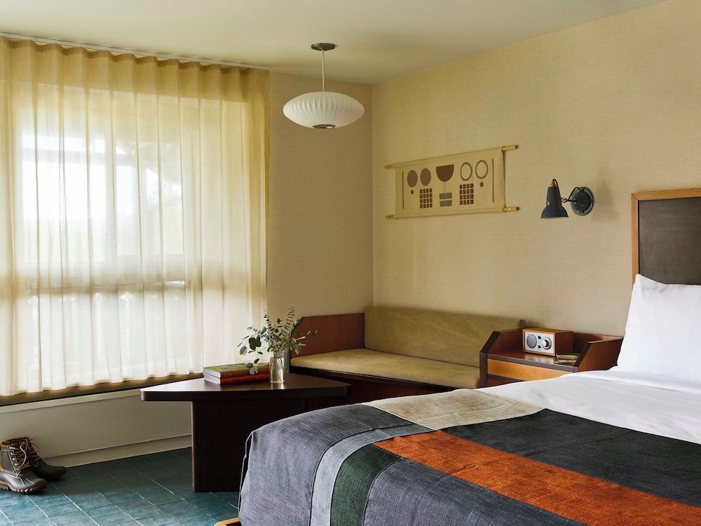 Trailhead Lodge Rocky Mountains Room, 1 King Bed, Mountain View (King Room with Shower) 6