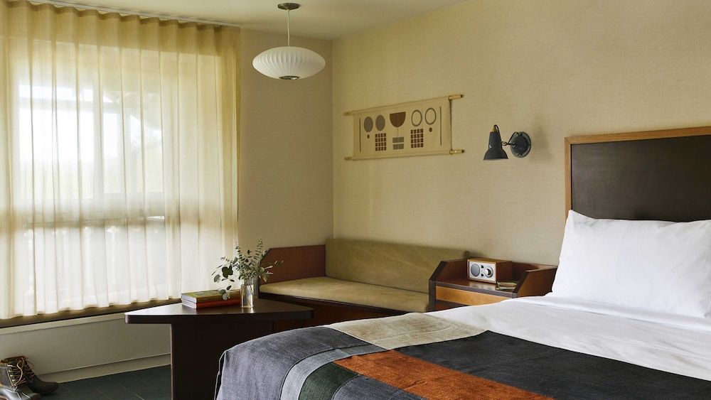 Trailhead Lodge Rocky Mountains Room, 1 King Bed, Mountain View (King Room with Shower) 3