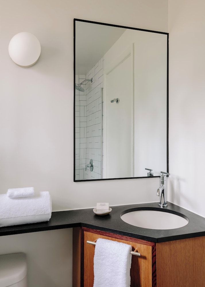 Trailhead Lodge Rocky Mountains Room, 1 King Bed, Mountain View (King Room with Shower) 8