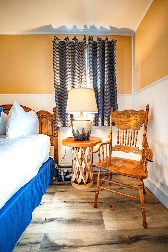 River Ridge Cottages Centennial Cabin, Riverfront Deck, 2 Queen Bedroom, Kitchen 3