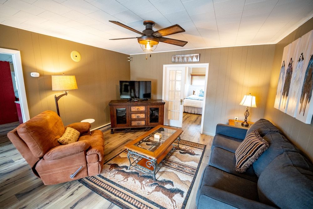 River Ridge Cottages Centennial Cabin, Riverfront Deck, 2 Queen Bedroom, Kitchen 9