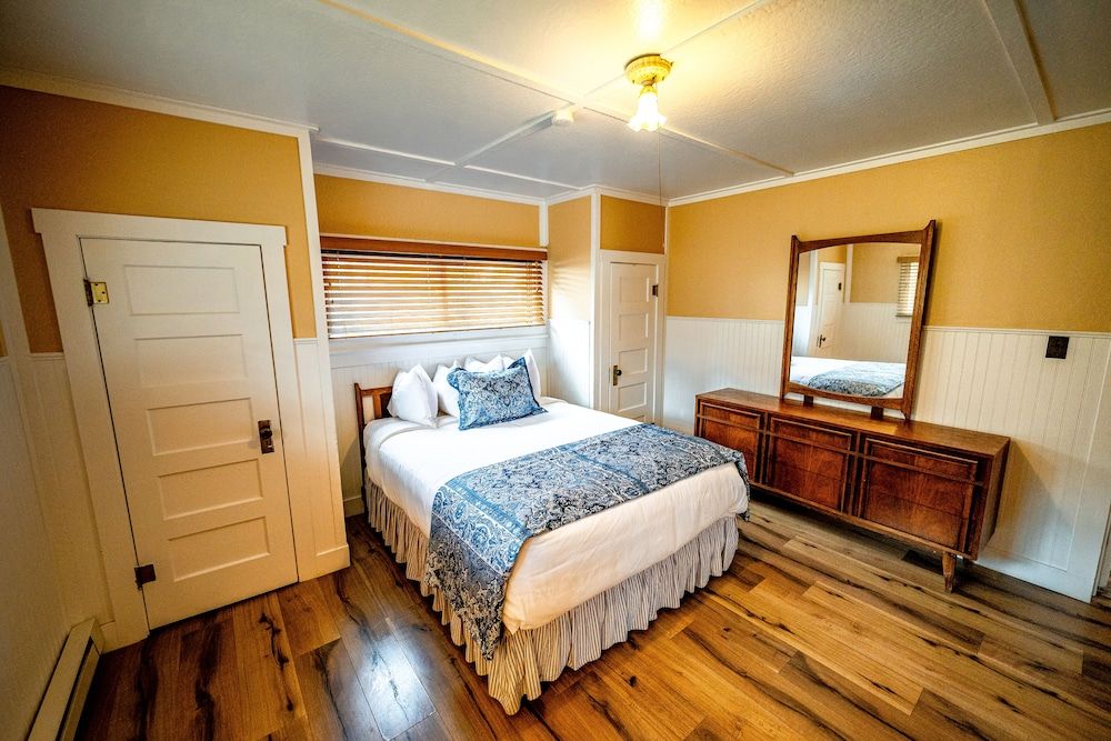 River Ridge Cottages Centennial Cabin, Riverfront Deck, 2 Queen Bedroom, Kitchen 5