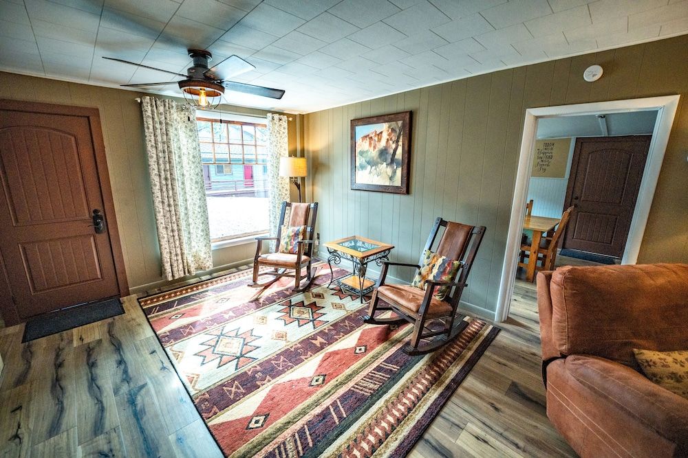 River Ridge Cottages Centennial Cabin, Riverfront Deck, 2 Queen Bedroom, Kitchen 13