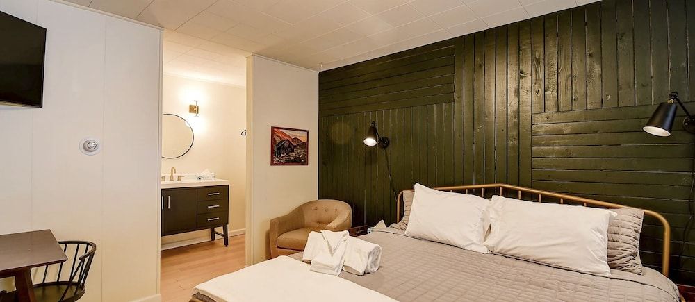 Old Tale Inn Room, 1 King Bed 2