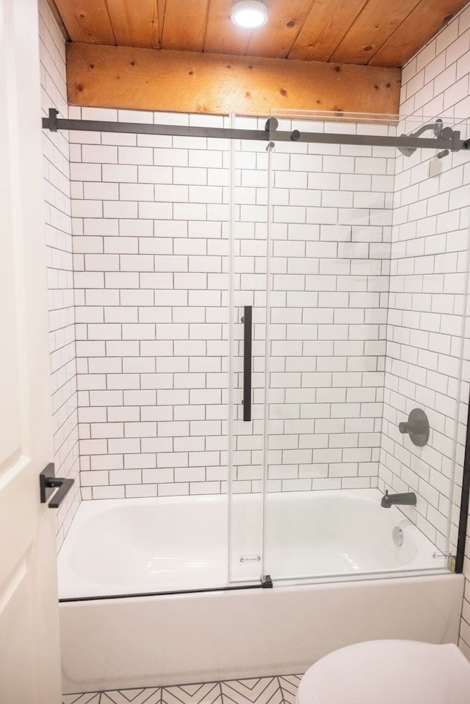 High Creek Lodge & Cabins Standard Room, 1 Queen Bed 3